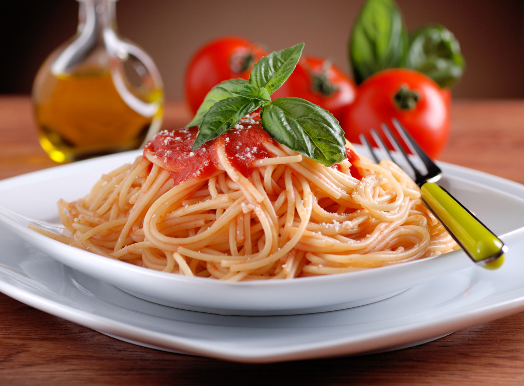 spaghetti al pomodoro con foglia di basilico - Buy online on Italiaregina